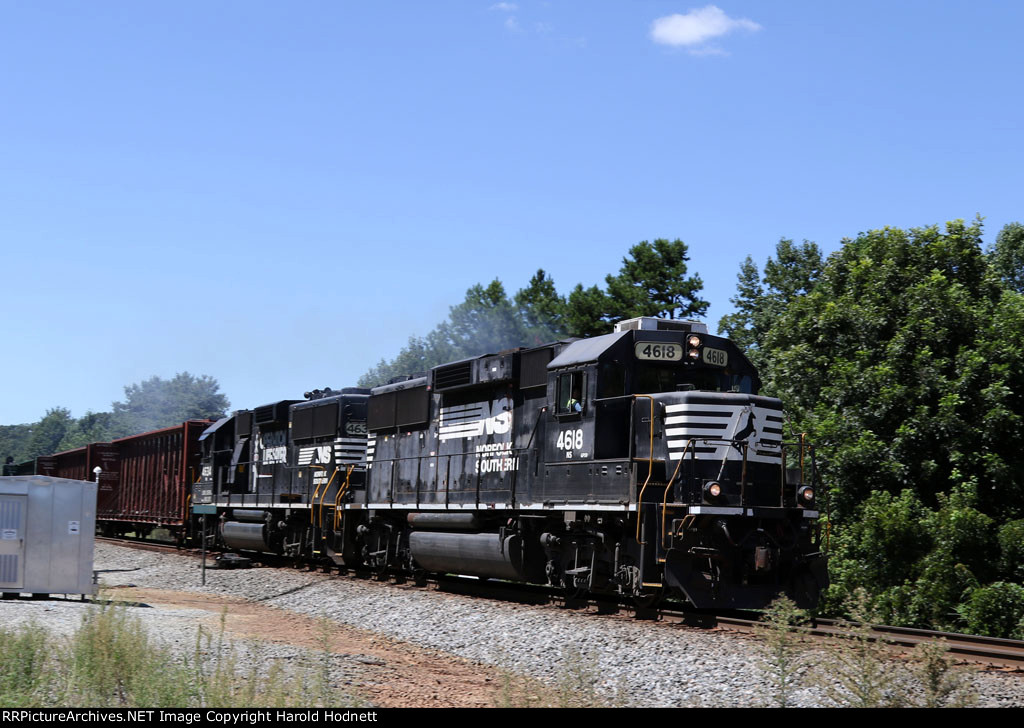 NS 4618 leads train P07 past CP Isom